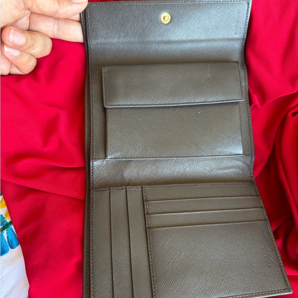 Pre-Loved Prada Saffiano Trifold Compact Wallet - Picture 3 of 4